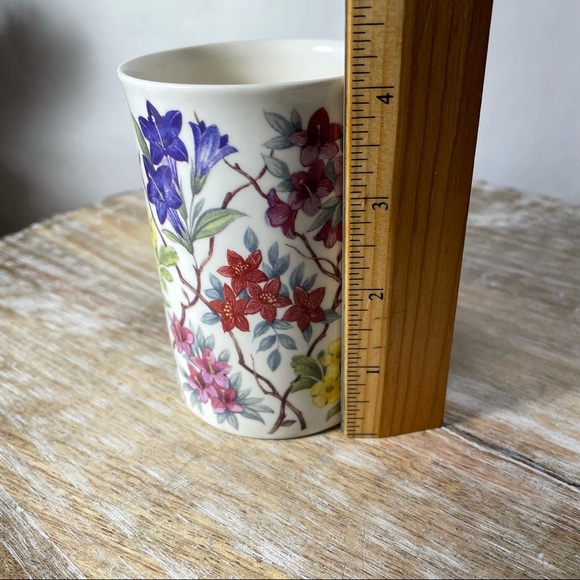 Lascelles white floral bone china tea cup - Picture 2 of 7